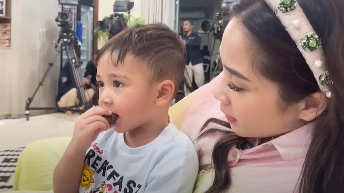Raffi Ahmad membantah tudingan eksploitasi anak gara-gara Cipung dikabarkan sakit imbas kecapekan syuting sahur.