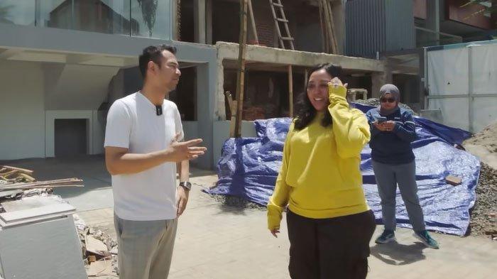 Raffi Ahmad mengunjungi rumah karyawannya yang senilai Rp2,2 M
