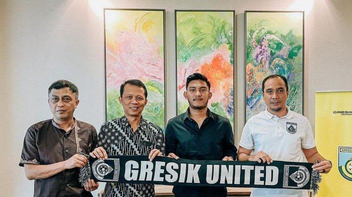 Rafli Mursalim (dua dari kanan) diperkenalkan sebagai pemain baru Gresik United.