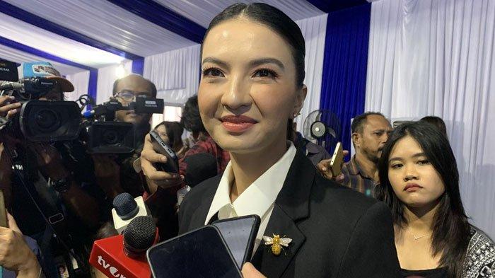 Raline Shah saat ditemui usai pelantikannya sebagai Staf Khusus Menteri Bidang Kemitraan Global dan Edukasi Digital di Kementerian Komunikasi dan Digital (Komdigi), di Kantor Komdigi, Jakarta Pusat, Senin (13/1/2025).