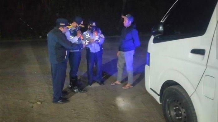 Tim UPT P3LLAJ Jember dan Dinas Perhubungan Banyuwangi saat melakukan Ramp Check di sekitar objek wisata Kawah Ijen
