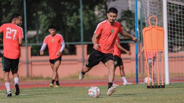 Randy Hanson Christian May berhasil menembus skuad Persebaya Surabaya untuk Liga 1 2024/2025 setelah menjalani serangkaian trial.