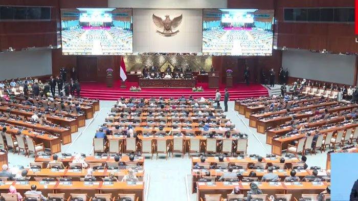 RUU TNI DISAHKAN - Rapat Paripurna DPR RI mengesahkan RUU TNI menjadi UU. Tiga poin perubahan terkuak, mulai dari tugas pokok, jabatan sipil hingga soal usia pensiun.