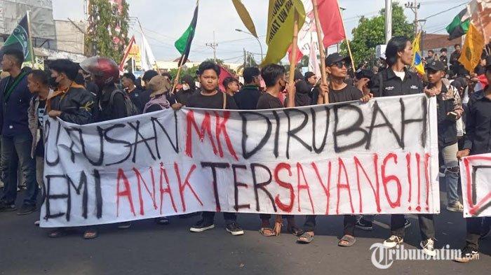 Ratusan peserta aksi demo di depan Gedung DPRD Jember Kawal Putusan MK terkait RUU Pilkada,  Jumat (23/8/2024). Massa membentangkan banner bertulis 'Putusan MK Dirubah Demi Anak Tersayang'