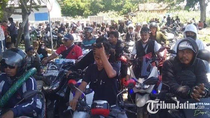 Ratusan pemudik saat antri menunggu giliran untuk masuk ke kapal di Pelabuhan Jangkar