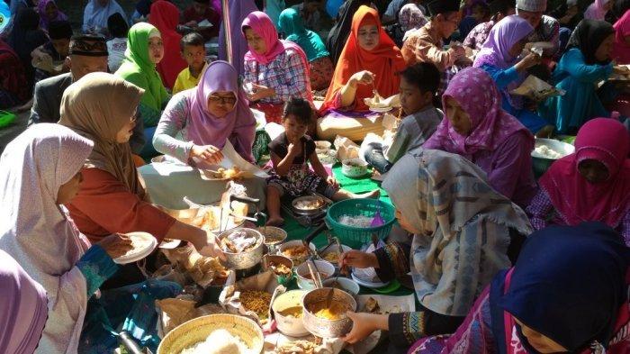 Ratusan warga Dusun Sorobayan, Desa Banyuurip, Kecamatan Tegalrejo, Kabupaten Magelang, saat makan bersama atau 'Kembul Bejono' saat melaksanakan tradisi 'Nyadran' menyambut datangnya bulan suci Ramadan, Minggu (2/4) Masjid Al-Ikhsan Dusun Sorobayan.