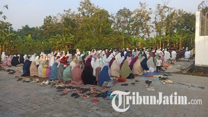 Ratusan warga Majelis Cinta Al-Quran (MCA) di Kabupaten Bojonegoro, Jawa Timur (Jatim), sudah melaksakan salat Idul Adha 2024, Minggu (16/6/2024) pagi. Ratusan warga MCA itu menunaikan ibadah tersebut di halaman penggilingan gabah yang berada di Desa Ngumpakdalem, Kecamatan Dander, Kabupaten Bojonegoro.