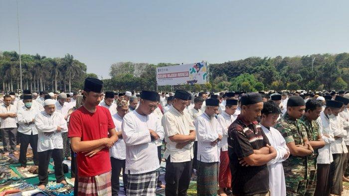 Ratusan warga menunaikan salat Istisqa di lapangan Alun-alun Lumajang, Jumat (27/10/2023). 