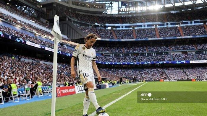 Gelandang Real Madrid #10 Luka Modric bersiap melakukan tendangan sudut selama pertandingan sepak bola grup C hari putaran pertama Liga Champions UEFA 1 melawan Union Berlin di stadion Santiago Bernabeu, pada 20 September 2023.