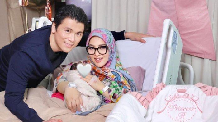 Reino Barack dan Syahrini bersama anak pertama mereka yang baru lahir.