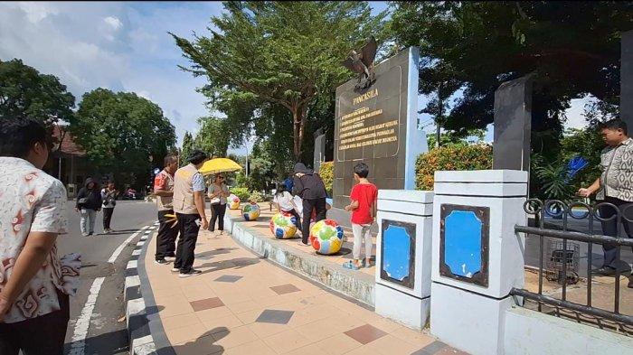Reka adegan Dugaan Kekerasan yang dialami Putri bungsu pelawak ternama Isa Bajaj, Alun Alun Magetan, Jumat sore (19/4/2024).