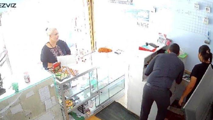 DIGENDAM - Rekaman CCTV saat pelaku diduga saat mengambil uang pemilik konter di Desa Gunung Malang, Kecamatan Suboh, Rabu (7/5/2025).