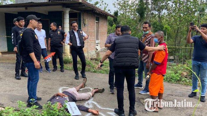 Rekonstruksi pembunuhan kakek di Ponorogo digelar, Jumat (5/1/2024) sore. Rekonstruksi ini digelar di tempat kejadian perkara (TKP) di Dusun Krajan, Desa/Kecamatan Pulung, Kabupaten Ponorogo.