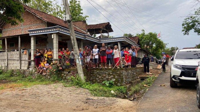 Satreskrim Polres Ponorogo menggelar rekonstruksi pembunuhan kakek di Ponorogo, Jumat (5/1/2024). Rekonstruksi digelar di lokasi pembunuhan.
