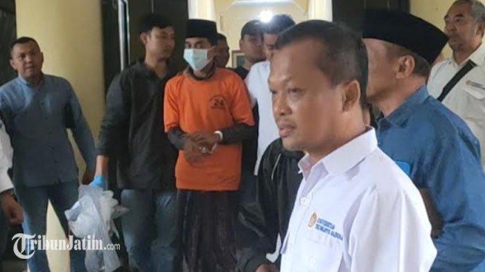 Mahasiswi UTM Tewas Dibunuh Pacar: Rektor UTM, Prof Dr Safi, SH, MM ketika berada di depan Gedung Satreskrim Polres Bangkalan menjelang siaran pers ungkap kasus pembunuhan terhadap mahasiswinya, Senin (2/12/2024). Tampak tersangka MMA (21) mengenakan seragam tersangka