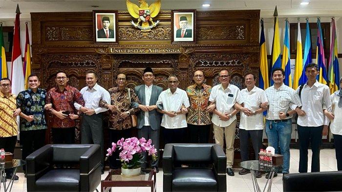 Rektor Unair bersama perwakilan akademisi dan guru besar membahas isu pemberhentian Dekan Fakultas Kedokteran (FK), Prof Dr dr Budi Santoso SpOG(K), Jumat (5/7/2024)