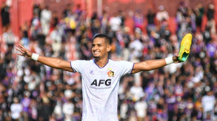 Pesepakbola Persik Renan Da Silva berselebrasi usai menjebol gawang Arema FC dalam laga lanjutan Liga 1 2023 - 2024 di Stadion Brawijaya, Kediri, Jawa Timur, Sabtu (15/7/2023)