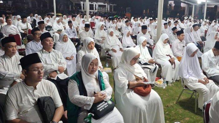 JEMAAH UMRAH - Resepsi keberangkatan jemaah umrah yang digelar di Yayasan Perjuangan Wahidiyah dan Pondok Pesantren Kedunglo, Kota Kediri, Jawa Timur, Selasa (28/1/2025) malam. Pengurus Pusat Yayasan Perjuangan Sholawat Wahidiyah menggelar ibadah umrah bersama yang diikuti sedikitnya 435 jemaah dari berbagai daerah di Indonesia. 