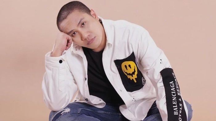 Ressa Herlambang selama ini menyimpan rapat-rapat soal rahasia masa lalu keluarganya. Dulunya super tajir, Ressa membeberkan kehidupannya yang berubah drastis pasca ortunya bangkrut dan kehilangan harta 12 miliar dalam semalam.