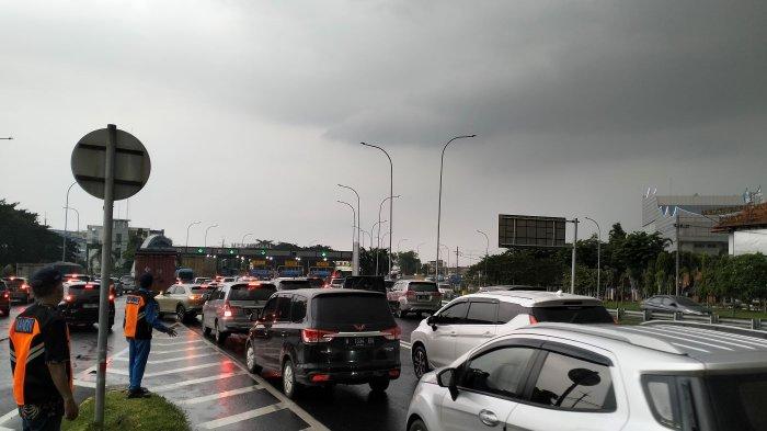 Lonjakan Arus Mudik - Ribuan kendaraan mengantre di Gerbang Menanggal Tol Waru Juanda Surabaya pada H-5 Jumat (5/4/2024) petang.