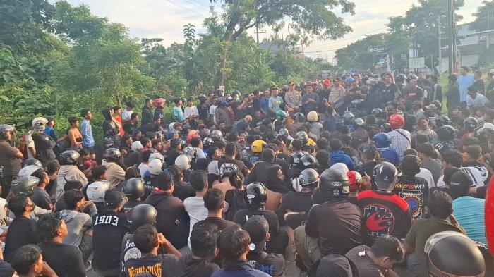 RICUH - Ribuan massa dari perguruan silat  terlibat tawuran di Jalan Raya Gorang Gareng,Desa Madigondo, Kecamatan Takeran, Kabupaten Magetan, Minggu siang (20/4/2025). Aksi tersebut bermula dari Halal Bi Halal yang diadakan oleh salah satu perguruan silat, kemudian rombongan perguruan silat lain bersamaan melintas ke arah Madiun.