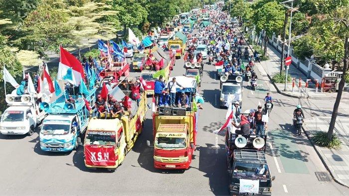 AKSI MAY DAY - Ribuan pekerja menggelar aksi pada peringatan Hari Buruh (May Day) tahun 2024 silam. Rencananya, sekitar 10 ribu dari berbagai elemen serikat pekerja akan kembali menggelar aksi unjuk rasa pada peringatan Hari Buruh Internasional (May Day) tahun 2025, Kamis (1/5/2025).