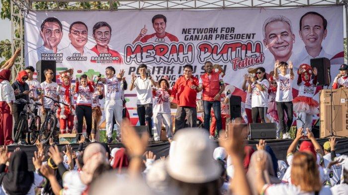Ribuan relawan Ganjar saat berkumpul di Lapangan Jeruk, Lakarsantri, Minggu (3/9/2023) pagi. Mereka meneguhkan dukungan kepada Ganjar di Pilpres 2024.
