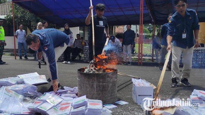 Ribuan surat suara rusak pada Pemilu 2024 dimusnahkan dengan cara dibakar di halaman gudang logistik KPU Kabupaten Blitar, Selasa (13/2/2024).
