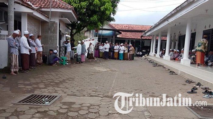TAKZIAH - Ribuan warga bertakziah di kediaman KH Taufik Hasyim dan Bu Nyai Amiroh di Ponpes Miftahul Ulum, Desa Kaliglagah, Kecamatan Sumberbaru, Jember, Jawa Timur, Sabtu (14/6/2025). Kedua tokoh agama tersebut, meninggal dunia dalam kecelakaan maut di Tol Pasuruan-Probolinggo Jawa Timur.