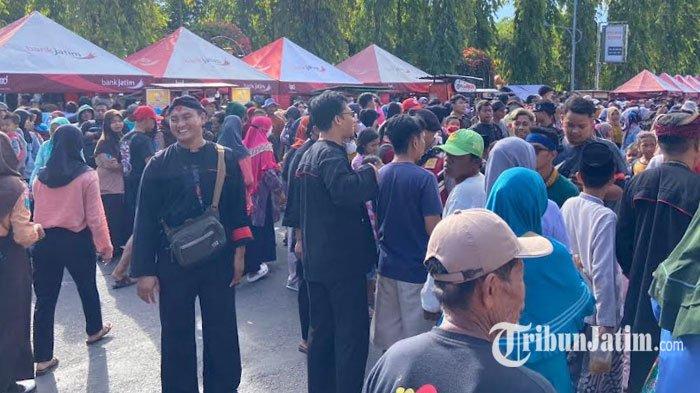 Ribuan warga tumplek blek di depan kantor DPRD Ponorogo, Jumat (11/8/2023). Lantaran ada pembagian makan gratis dalam rangka HUT Ponorogo ke 527.