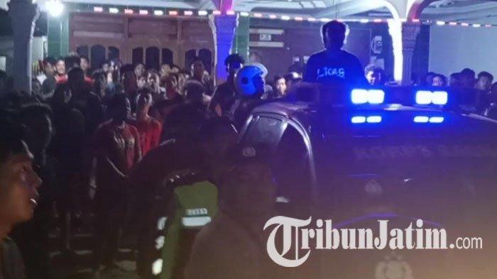 Ribuan warga yang mengejar Joko Setyono, sopir truk yang diduga melakukan tabrak lari di Tulungagung, pada Kamis (22/2/2024) malam.