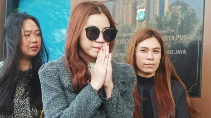 Rinoa Aurora Senduk (kacamata hitam) ditemani Yuliana (kanan), ibunya, setelah bertemu pemain sinetron Leon Dozan anak Willy Dozan, di Polres Metro Jakarta Pusat, Senin (20/11/2023).