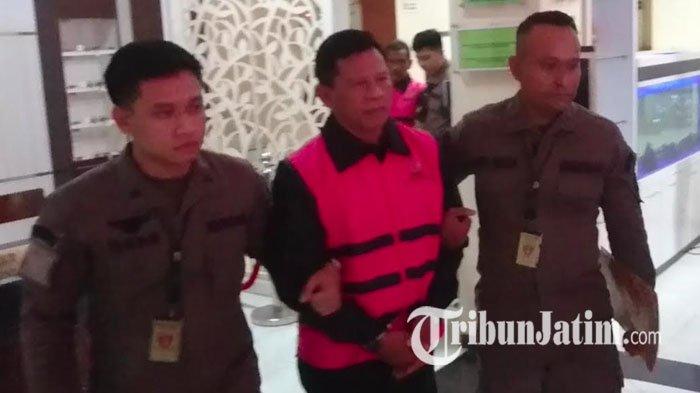 Ripangi, Kades Batangsaren, Kecamatan Kauman, Tulungagung, saat dikawal ke mobil tahanan yang membawanya menuju Lapas Kelas IIB Tulungagung, Kamis (8/8/2024). Kejaksaan Negeri Tulungagung menetapkan Ripangi sebagai tersangka dalam perkara dugaan korupsi keuangan desa tahun 2014-2019.