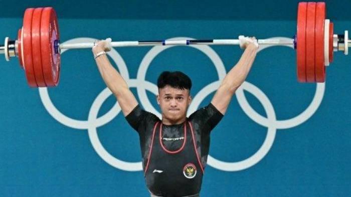 Rizki Juniansyah dari Indonesia bertanding dalam nomor angkat beban -73kg putra selama Olimpiade Paris 2024 di South Paris Arena di Paris, pada 8 Agustus 2024.