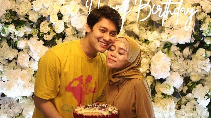 Artis Rizky Billar belakangan dituding pengangguran meski sedang banyak kesibukan. Suami Lesti Kejora itupun akhirnya buka suara.