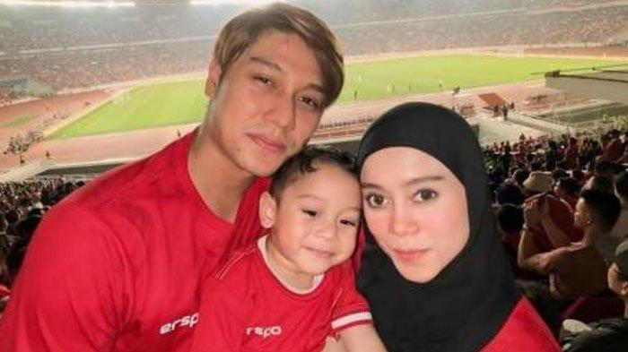 Pasangan selebriti Rizky Billar dan Lesti Kejora menonton pertandingan Timnas Indonesia vs Filipina di Stadion Gelora Bung Karno pada Selasa (11/6/2024).