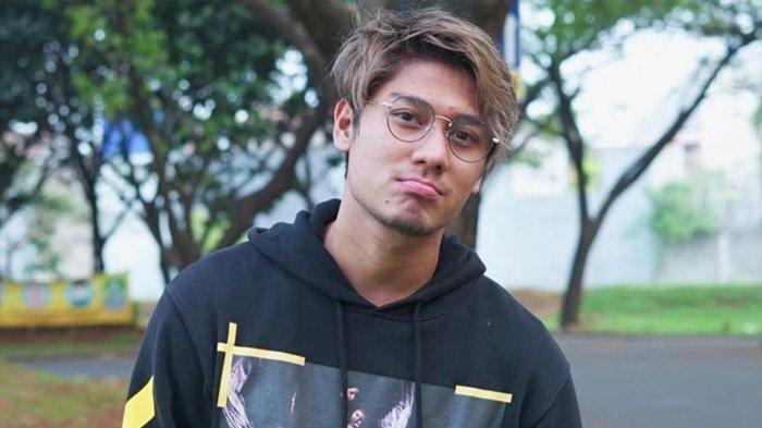 Artis Rizky Billar disibukkan dengan kegiatan selain syuting sinetron yakni menciptakan lagu.