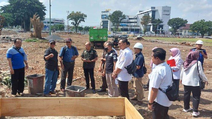Rombongan Jaksa memantau pengerjaan proyek Rehab Alun-alun Jember, Kamis (11/7/2024)