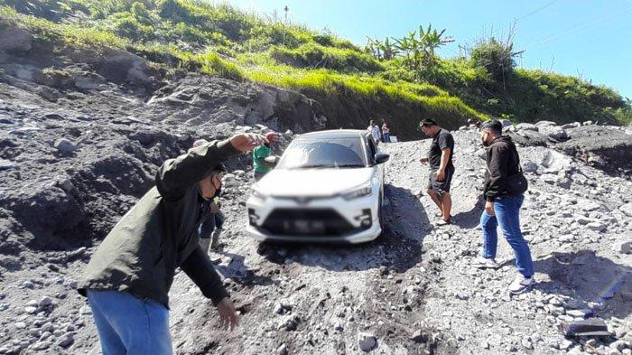 Rombongan wisatawan asing asal Cina nyasar ke jalur tambang pasir di Dusun Curah Kobokan, Desa Sumbermujur, Kecamatan Candipuro, Kabupaten Lumajang, Kamis (27/7/2023).