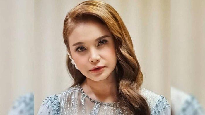 Rossa auto banjir pujian bertubi-tubi dari rekan artis setelah tampil secara virtual di stasiun televisi Tiongkok dan membawakan lagu 