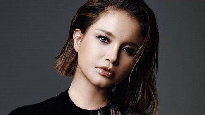 Meski telah menjadi penyanyi sukses, ternyata artis ini pernah merasa minder. Bahkan ia ingin pindah ke luar negeri.