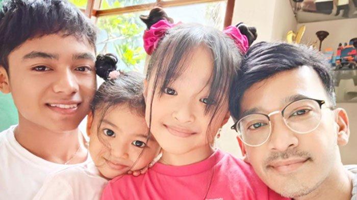 Ruben Onsu bersama ketiga anaknya, Thania, Thalia dan Betrand Peto.