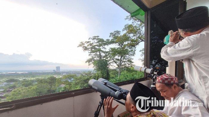 Rukyatul hilal awal Ramadan di Bukit Condrodipo, Gresik, Rabu (22/3/2023).
