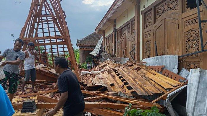 Rumah Joglo Balai Desa Warungering yang roboh usai diterjang angin kencang disertai hujan, Kamis (24/10/2024)