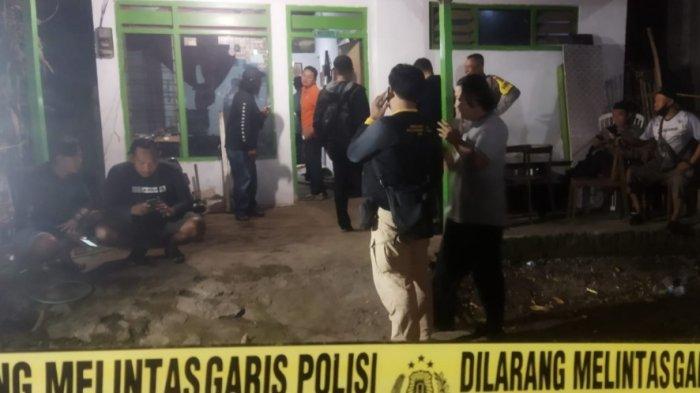 Rumah korban meninggal di kamar diduga dibunuh di pasang garis polisi.