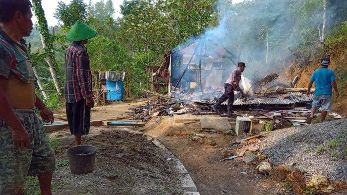 Rumah milik Madiem habis dilalap api. Tidak hanya rumah, anak dari Madiem, Suntoro (32) juga mengalami luka bakar 37 persen