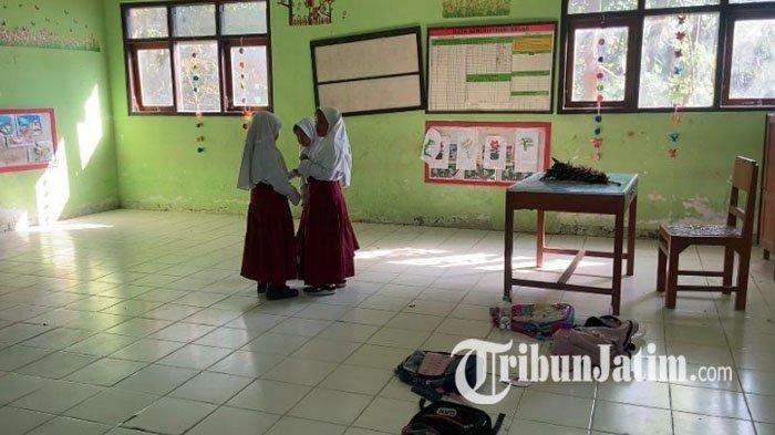 SDN 1 Bajang Ponorogo tidak mendapat siswa baru di tahun ajaran baru 2024/2025, Selasa (16/7/2024). Ruang kelas 1 pun digunakan siswa sebagai ruang bermain.