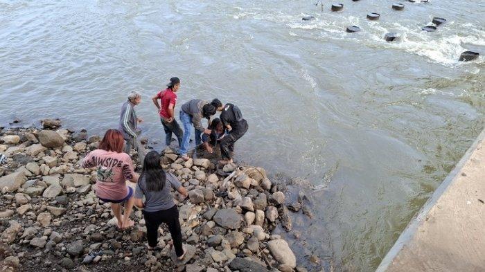 SELAMATKAN NYAWA - Personel Resmob Macan Agung Satreskrim Polres Tulungagung dan warga menyelamatkan seorang perempuan yang menceburkan diri ke Sungai Brantas Jembatan Ngujang 1 Tulungagung, Sabtu (8/2/2025) pagi. Tindakan ini dilakukan di tengah upaya pengambangan kasus pencurian kendaraan bermotor. (ISTIMEWA)