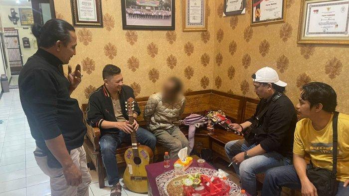 SG yang sempat mengamuk di Jalan Raya Kebonagung, Kecamatan Pakisaji, Kabupaten Malang diamankan di Polsek Pakisaji, Minggu (14/4/2024)