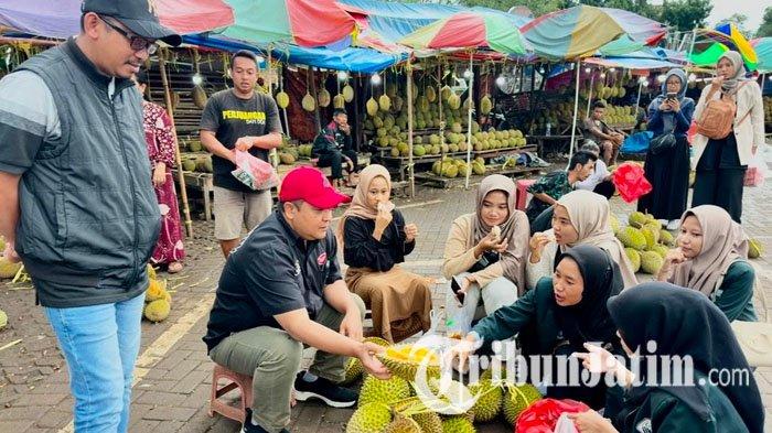 SIDAK DURIAN - Ketua Komisi II DPRD Kabupaten Pasuruan, Agus Setiya Wardhana (topi hitam) didampingi politisi PDIP asal Pandaan Pasuruan, Andri Wahyudi (topi merah) saat melakukan sidak di lapak-lapak pedagang durian yang ada di Pasar Wisata Masjid Cheng Hoo Pasuruan, Kamis (30/1/2025). Hal itu dilakukan menindaklanjuti video viral netizen mengaku ditipu saat beli durian di Masjid Cheng Hoo.